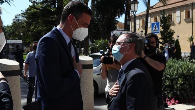 Pedro Sánchez junto al presidente de Ceuta, Juan Jesús Vivas, el 18 de mayo de 2021.