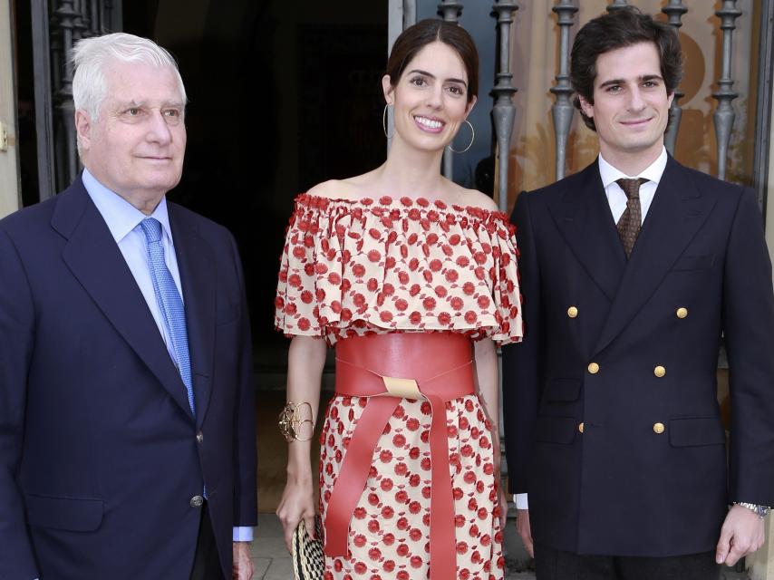 El quque de Alba y los Duques de Huéscar a su llegada a La Maestranza, en Sevilla.