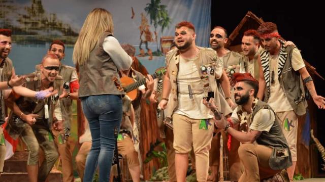 Pedida de matrimonio en el escenario.