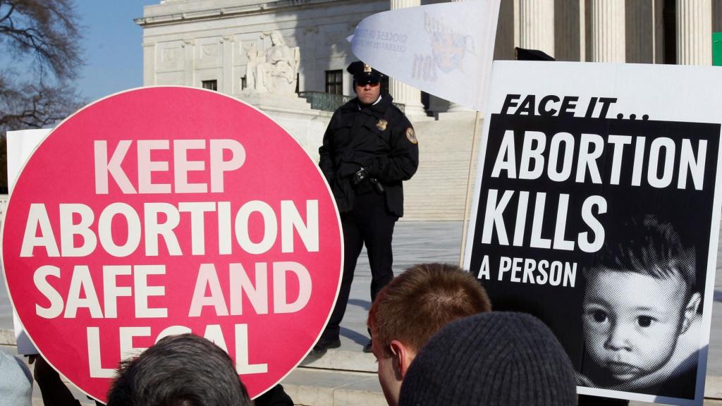 Imagen de archivo de manifestantes antiaborto protestando frente a la Corte Suprema de EEUU.