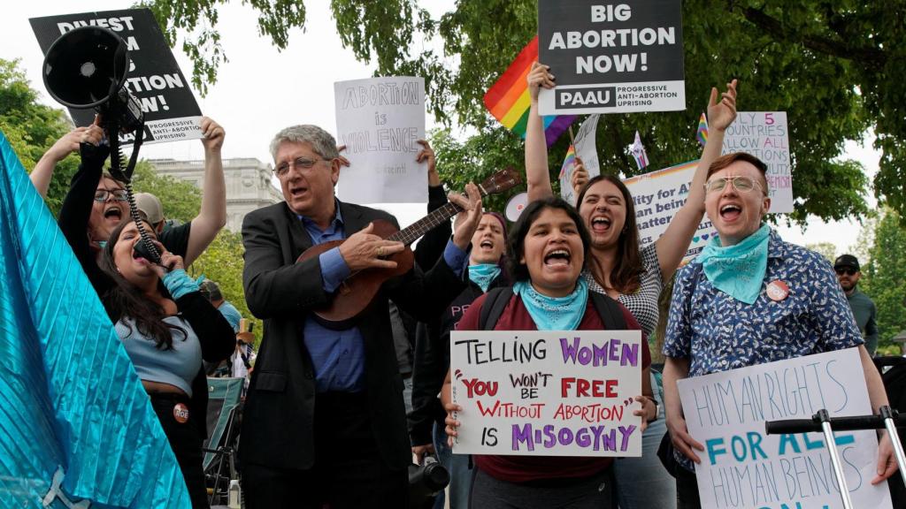 Un grupo de manifestantes, ante la sede del Tribunal Supremo de Estados Unidos, este martes 3 de mayo