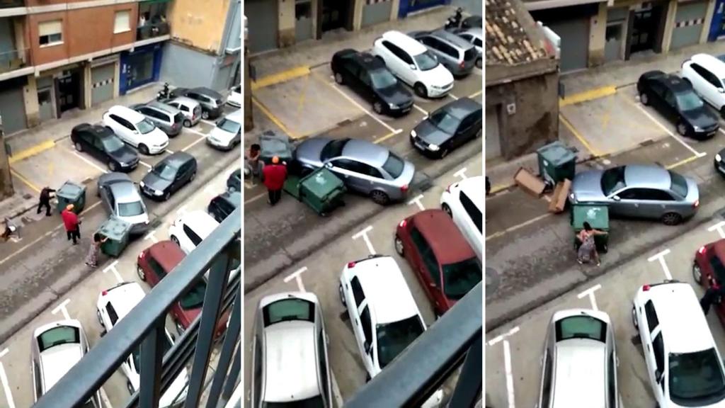 Kelly colocando contenedores delante del Audi A-4 que conducían dos ladrones que robaron este lunes en su estanco de en Manises.