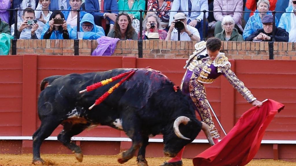Ginés Marín pega un natural en Sevilla.