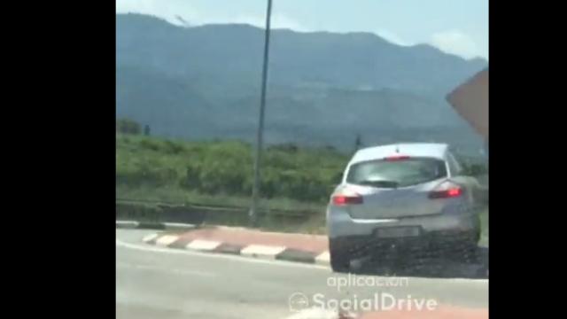 La conductora ebria acabó subiéndose a una rotonda.