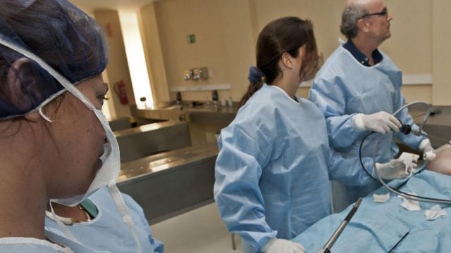 Estudiantes de Medicina durante la realización de sus prácticas.