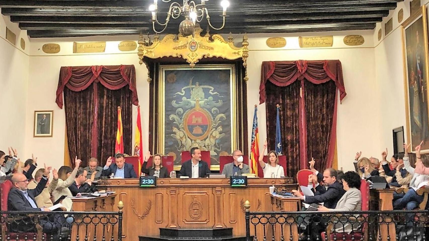 Un momento del pleno celebrado este martes en el salón de plenos del Ayuntamiento de Elche.