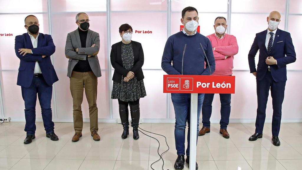 El secretario general del PSOE de León, Javier Alfonso Cendón; el presidente de la Diputación, Eduardo Morán; el presidente del Consejo Comarcal del Bierzo Gerardo Álvarez Courel; el alcalde de León, José Antonio Diez; la alcaldesa de San Andrés del Rabanedo, Camino Cabañas, y el alcalde de Ponferrada, Olegario Ramón, en una reunión de cargos institucionales y orgánicos del PSOE leonés el pasado mes de enero
