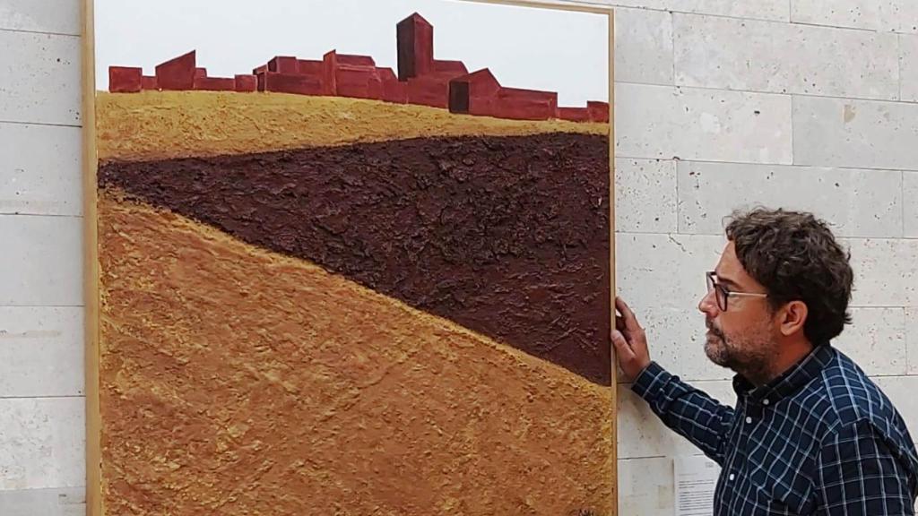 Iván con una de sus obras en el Museo Provincial del Vino de Peñafiel