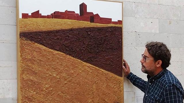 Iván con una de sus obras en el Museo Provincial del Vino de Peñafiel