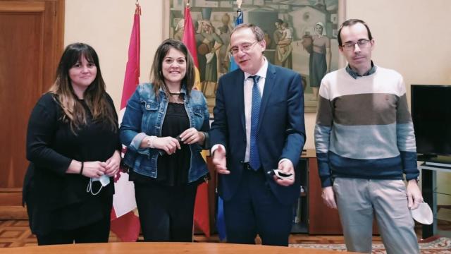 Reunión del subdelegado del Gobierno en Zamora, Ángel Blanco, con particulares que han facilitado la llegada de ucranianos