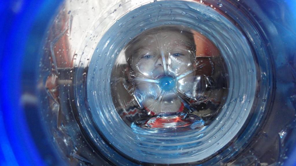 La contaminación por microplásticos y derivados se produce en los envases.