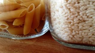 Dos botes con pasta y arroz.