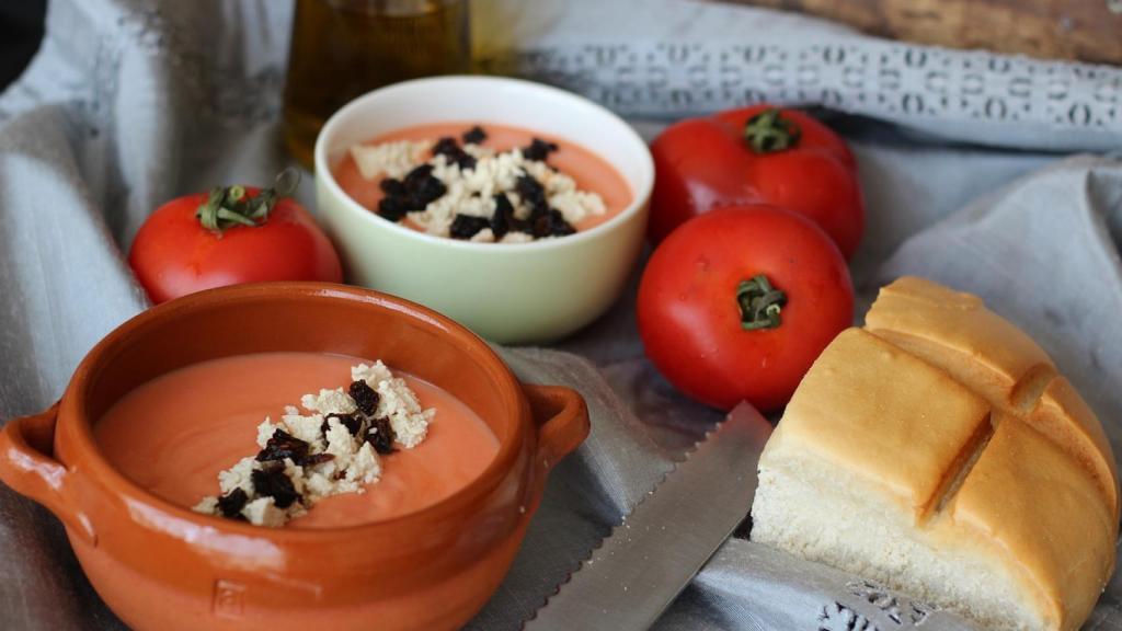 Un par de cuencos de salmorejo.