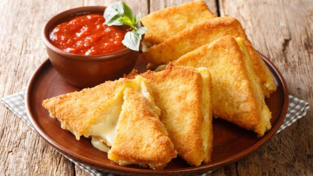 Receta de queso frito crujiente.