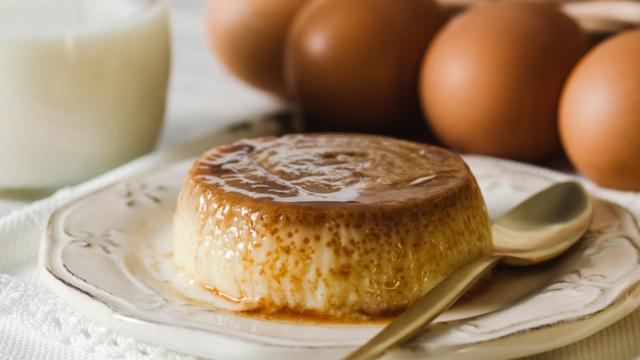 Receta de flan de huevo en el microondas rápida y fácil.
