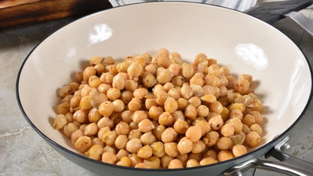 Receta fácil y rápida de garbanzos fritos.