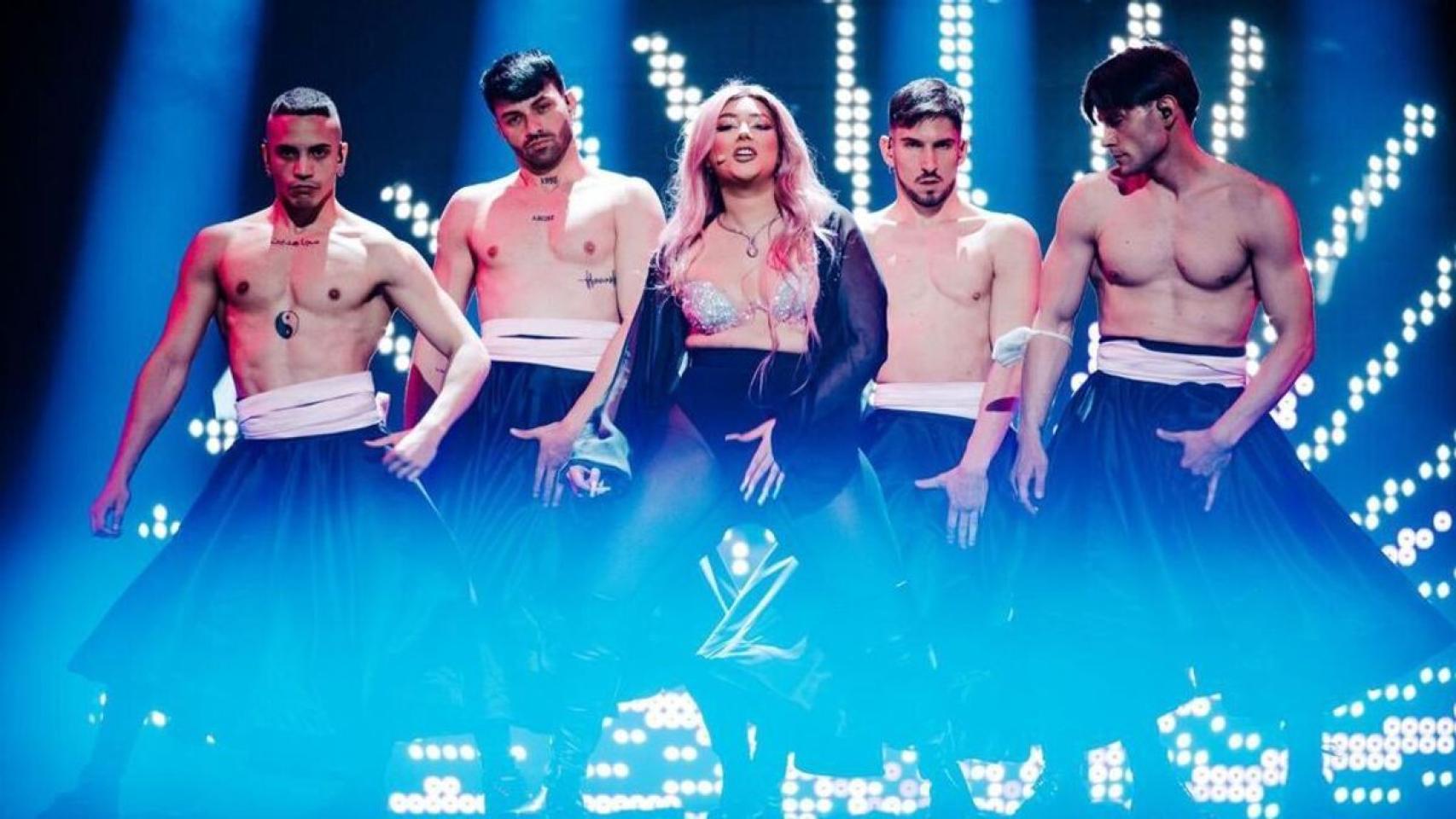 La censura de una de las imágenes del ensayo de Albania ha provocado una gran controversia.