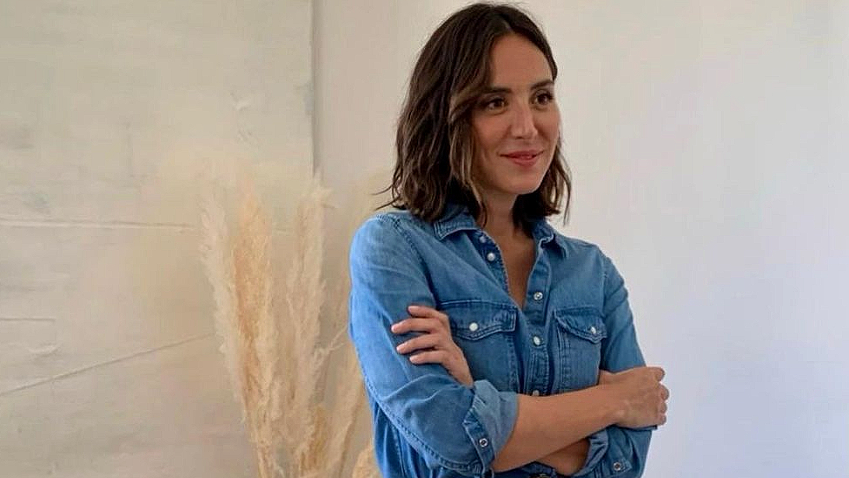 Tamara Falcó ha posado con un pantalón vaquero nada 'low cost', pero muy favorecedor.