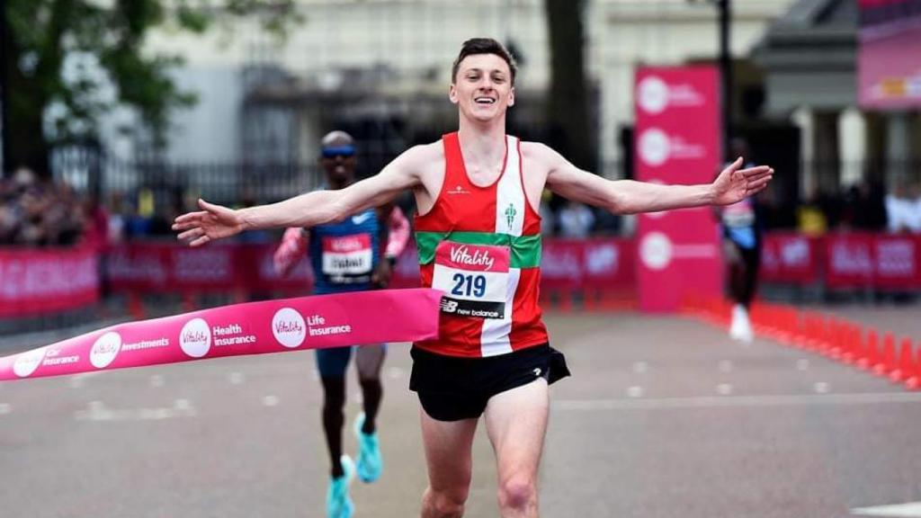 Ellis Cross, ganador de la Vitality London 10K 2022 por delante de Mo Farah