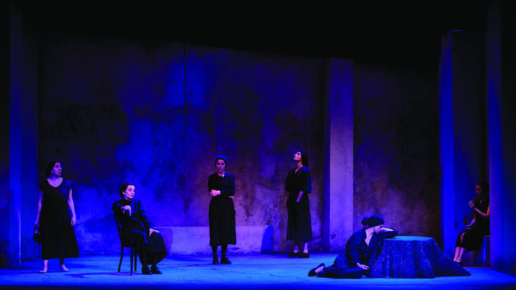 Las actrices Montse Peidro, Consuelo Trujillo, Ana Fernández, Zaira Montes, Ruth Gabriel y Marina Salas en La casa de Bernarda Alba. Foto: Marcos G. Punto