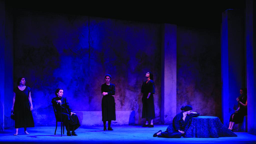 Las actrices Montse Peidro, Consuelo Trujillo, Ana Fernández, Zaira Montes, Ruth Gabriel y Marina Salas en La casa de Bernarda Alba. Foto: Marcos G. Punto