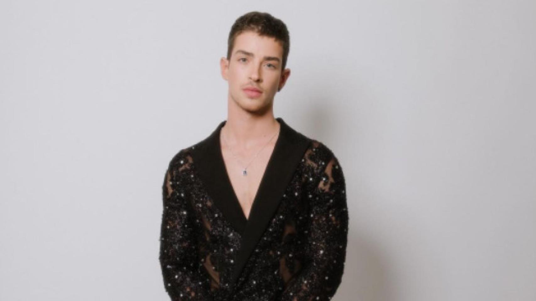 Manu Ríos posando con el look de la MET Gala 2022. Foto: Moschino.