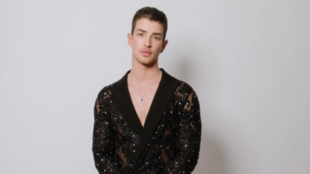 Manu Ríos posando con el look de la MET Gala 2022. Foto: Moschino.