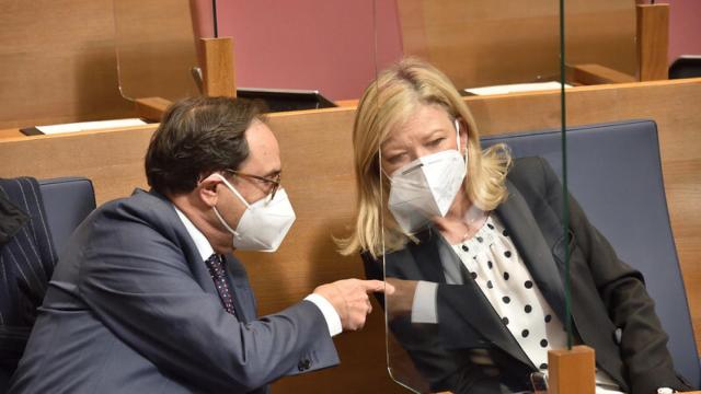 La consellera de Función Pública, Gabriela Bravo, junto al responsable de Hacienda en les Corts Valencianes.