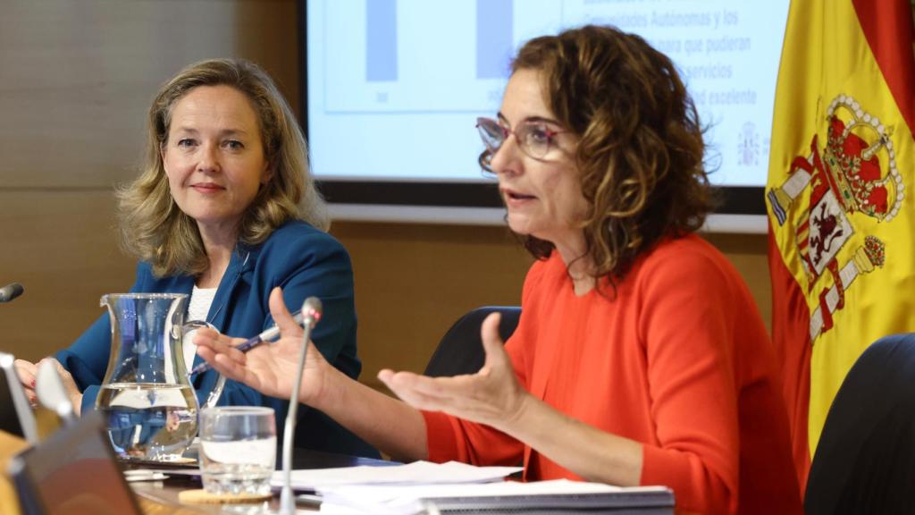 Nadia Calviño, vicepresidenta primera del Gobierno,  y María Jesús Montero, ministra de Hacienda y Función Pública, durante la presentación del último cuadro macroeconómico.