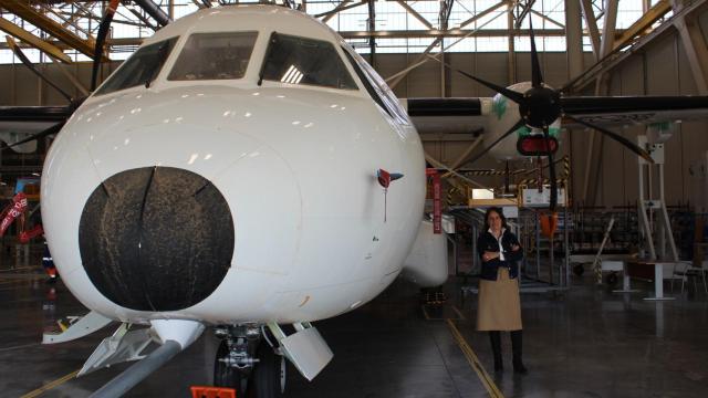 La directora de Tecnología de Airbus Defence and Space junto al avión C295.