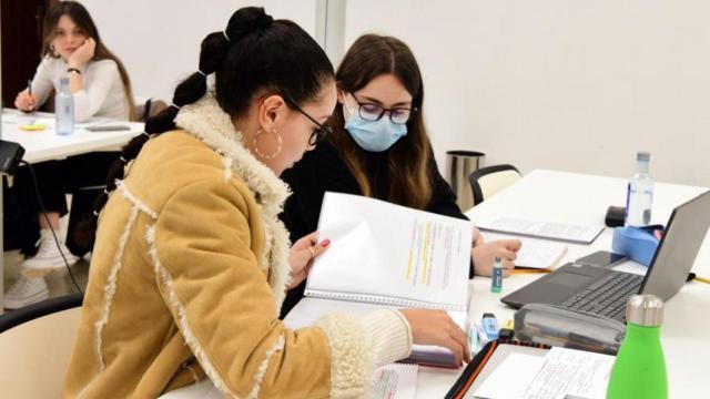 Alumnas de la USC en una biblioteca.