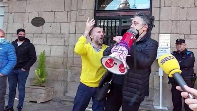 Pérez Jácome, alcalde de Ourense, empujando a la sindicalista.