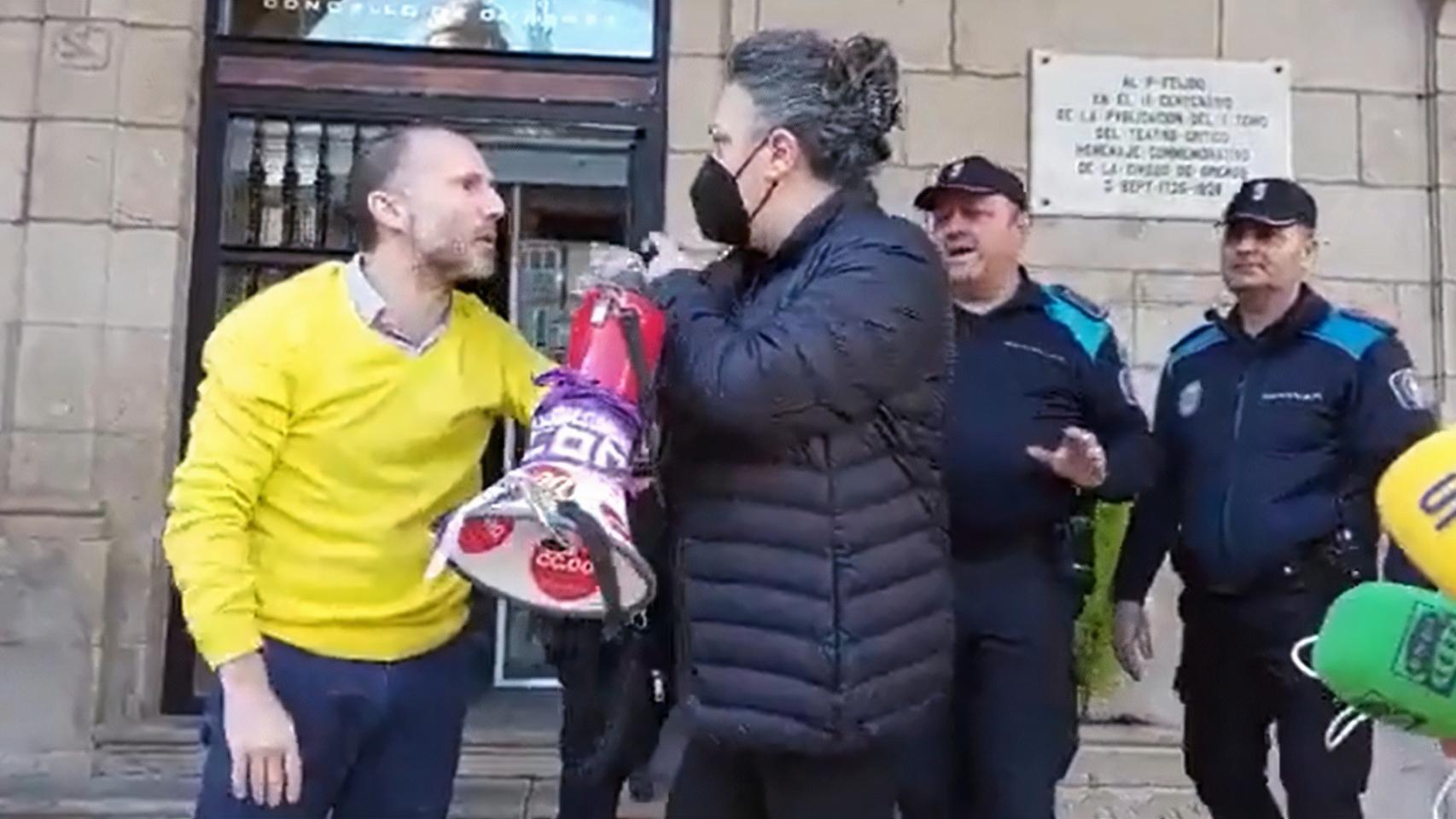 Una imagen del momento de la agresión por parte del regidor ourensano.
