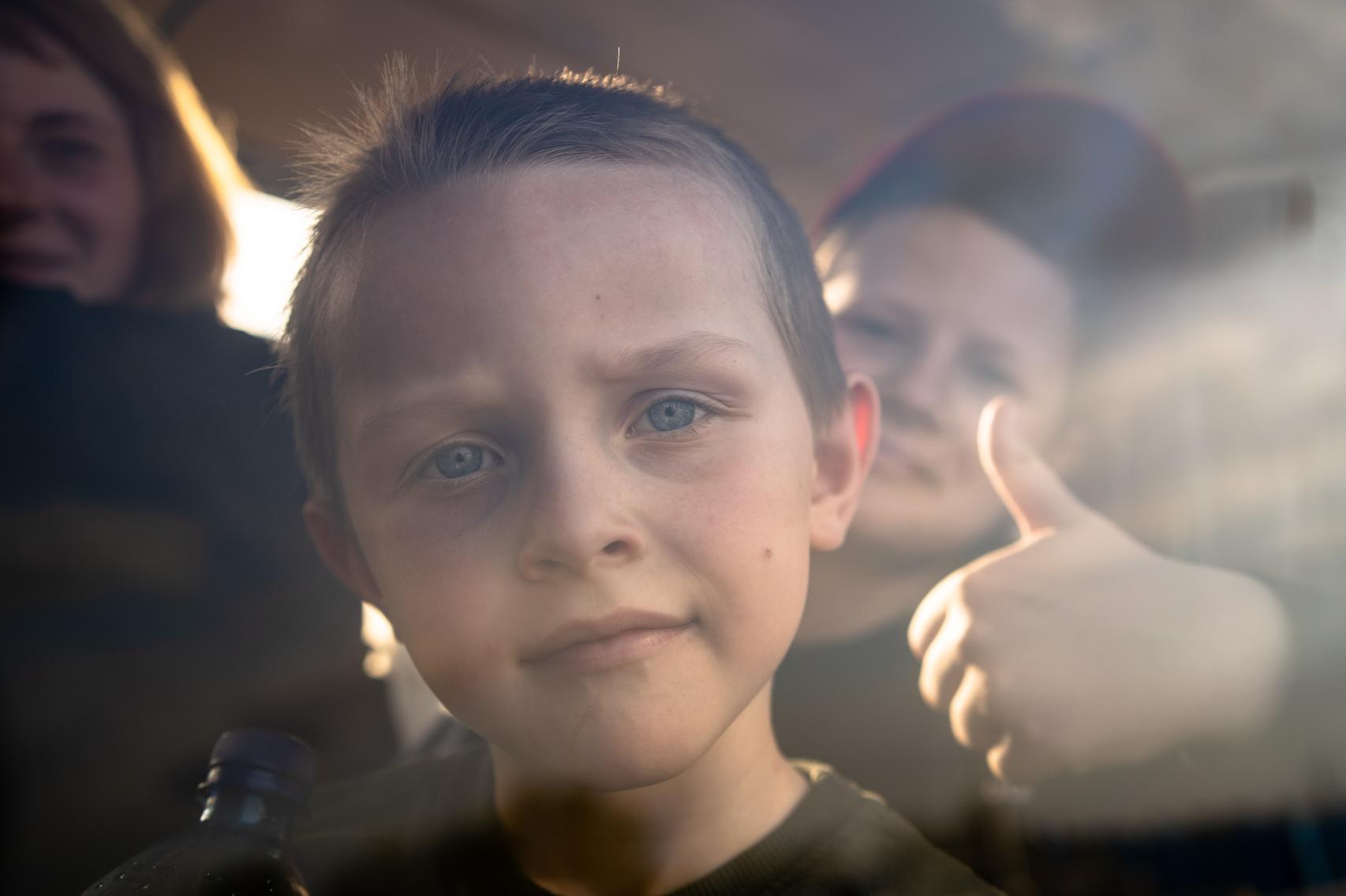 Artem, de 5 años, se asoma a la ventana en el  autobús llegado a Zaporiyia durante el martes.