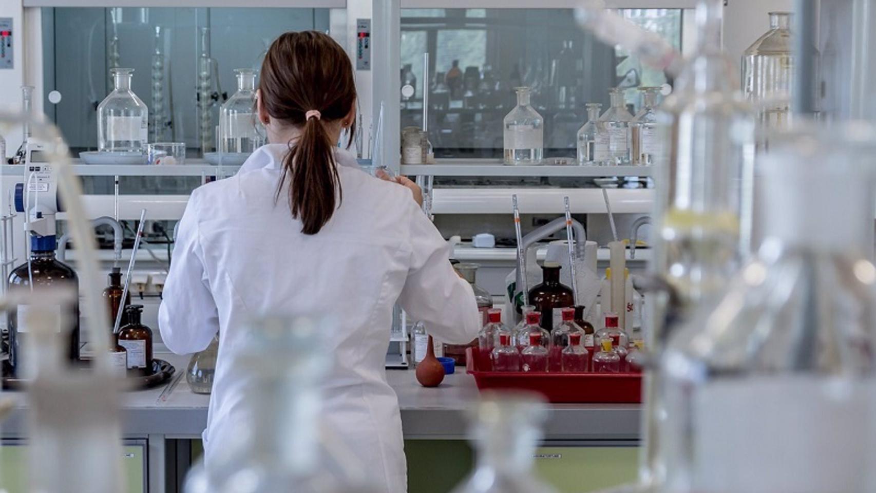 Trabajadora en un laboratorio. Imagen de archivo de Europa Press