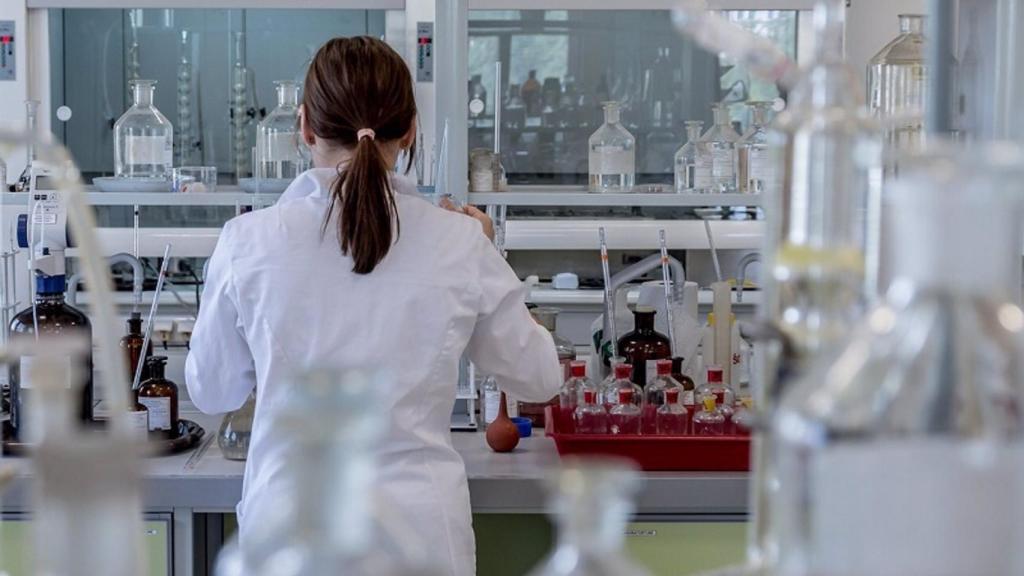 Trabajadora en un laboratorio. Imagen de archivo de Europa Press