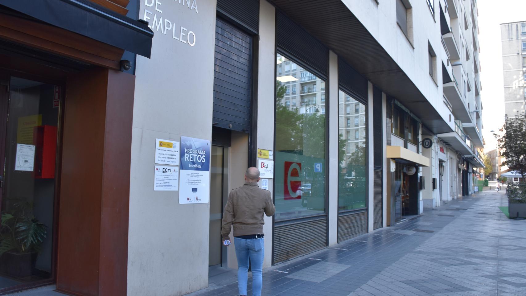 Desempleados a las puertas del Ecyl en Valladolid