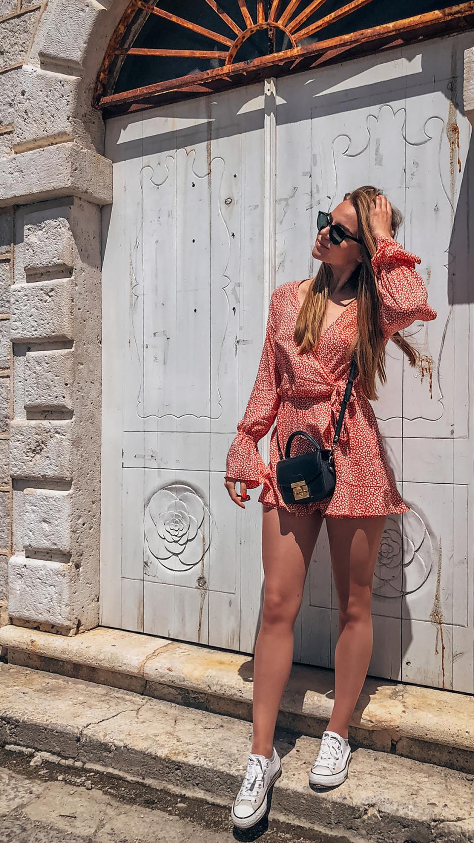 Una mujer de vacaciones vistiendo un 'wrap dress'.