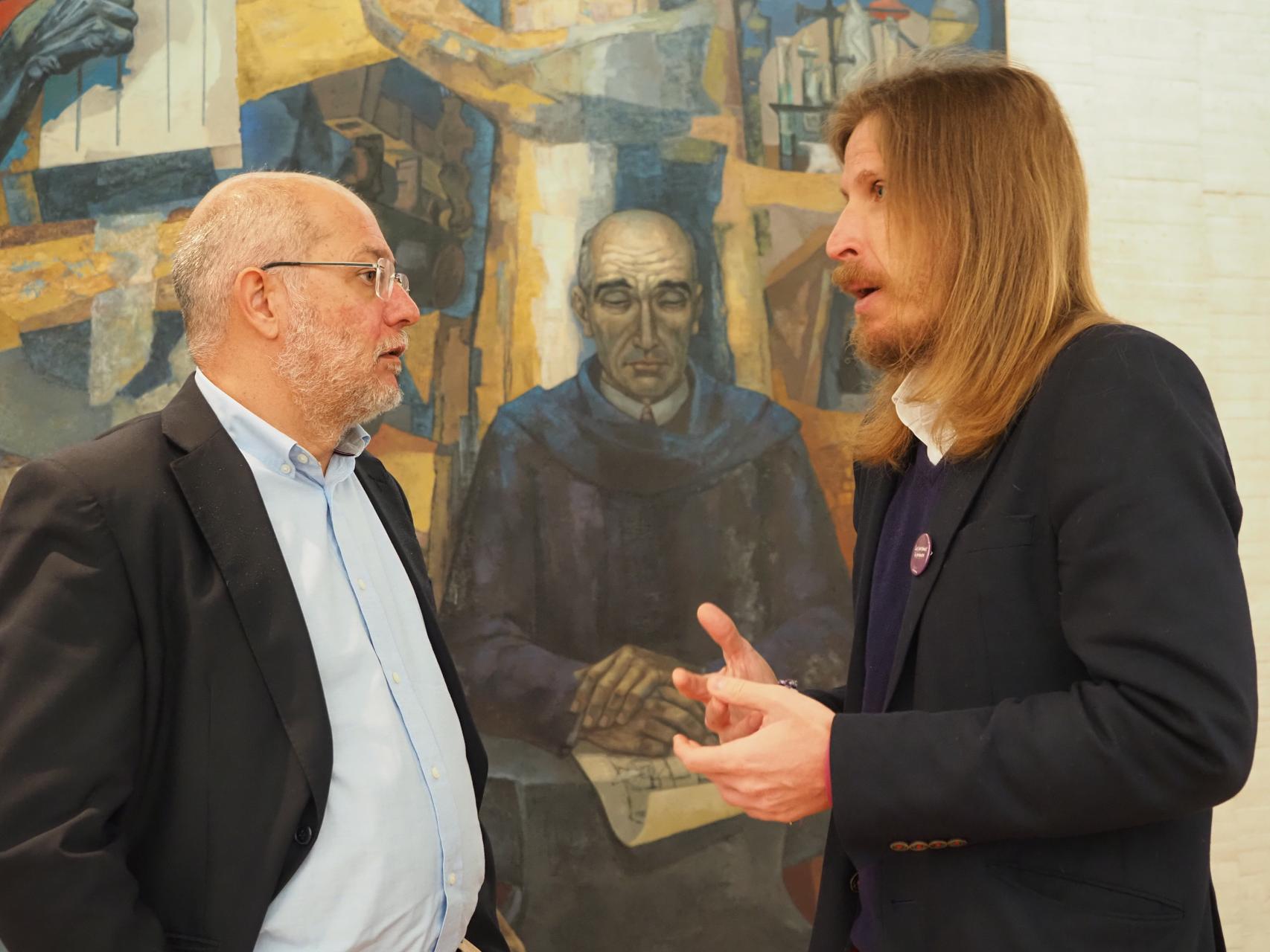 El procurador de Ciudadanos, Francisco Igea, charla con el de Unidas Podemos, Pablo Fernández, este miércoles en las Cortes.