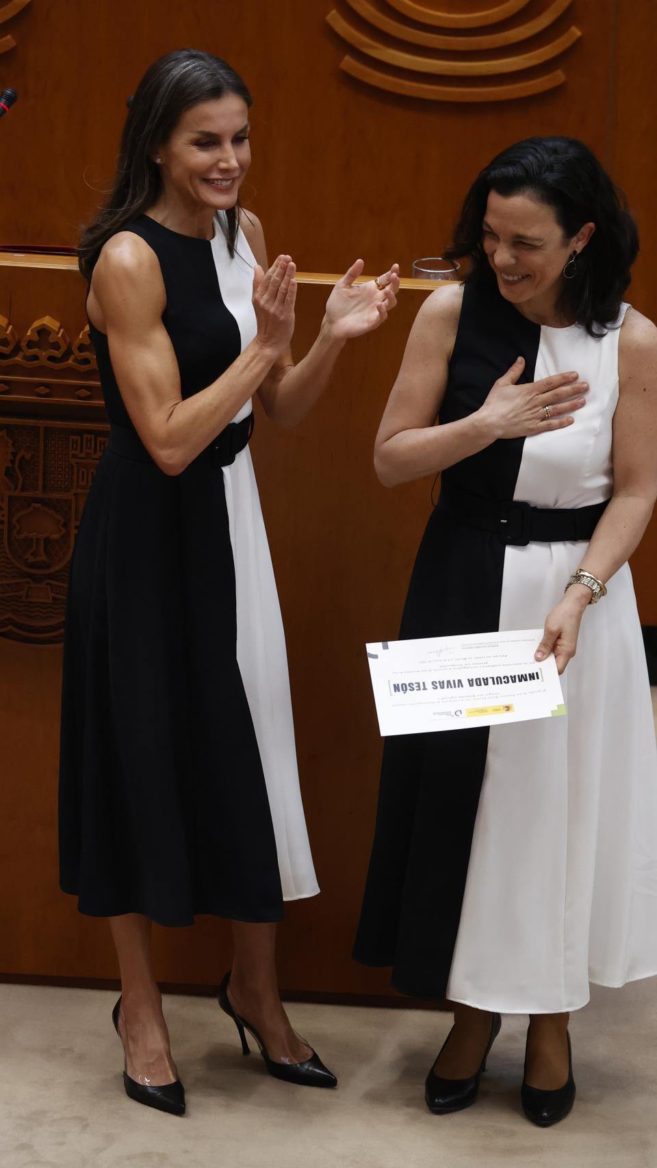 La reina Letizia e Inmaculada Vivas con el mismo vestido este miércoles.