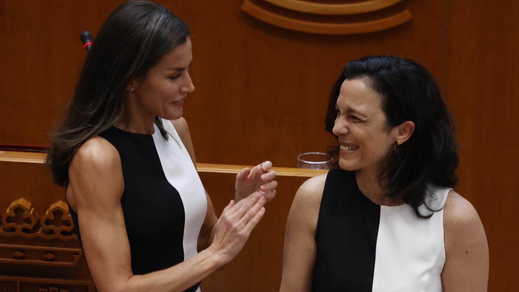 La reina Letizia ha lucido el mismo vestido que una de las personas asistentes al acto que presidía.