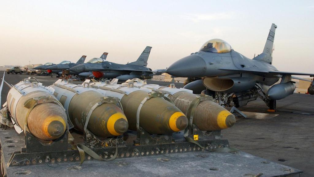 Misil JDAM, tipo de bomba de '2000 libras'.