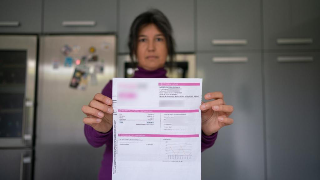 Leyre, este miércoles, en la cocina de su chalé de Boadilla del Monte, mostrando una de las facturas que ha reclamado a su compañía de gas.