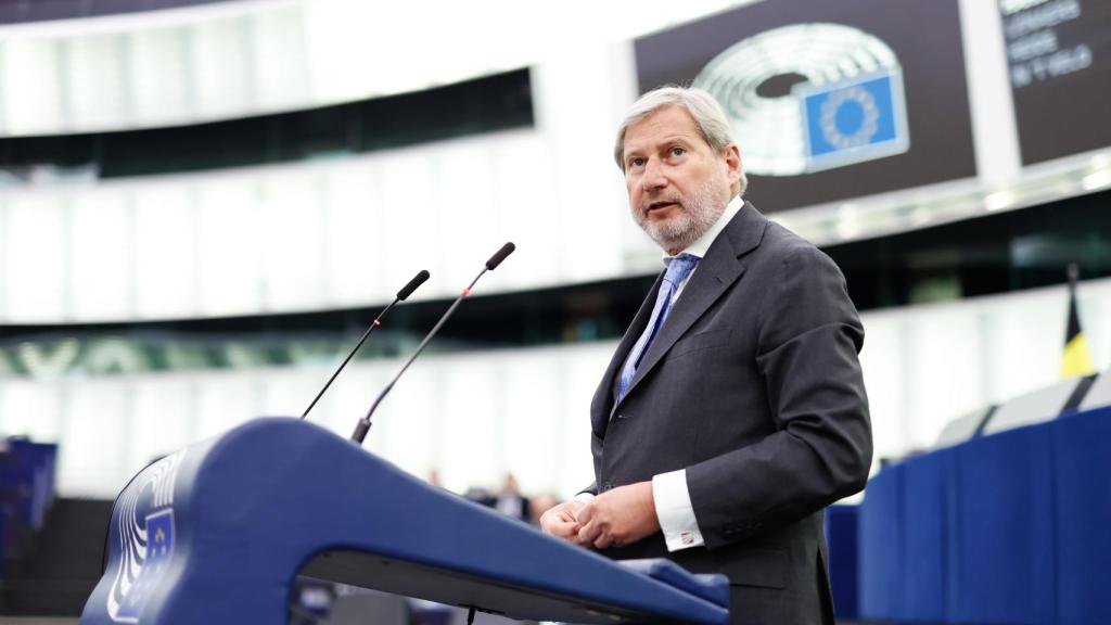 El comisario de Presupuestos, Johannes Hahn, durante el debate sobre Pegasus