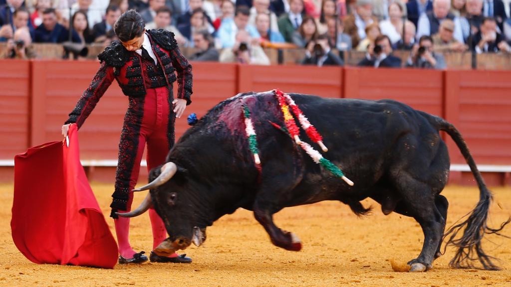 Pablo Aguado da un derechazo en Sevilla.