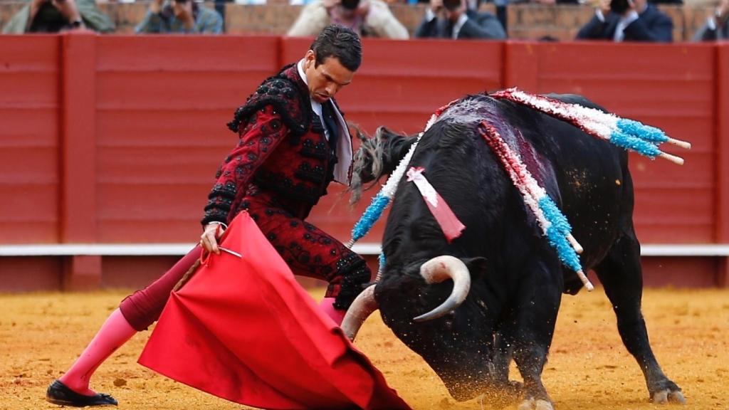 José María Manzanares torea con la muleta en Sevilla.