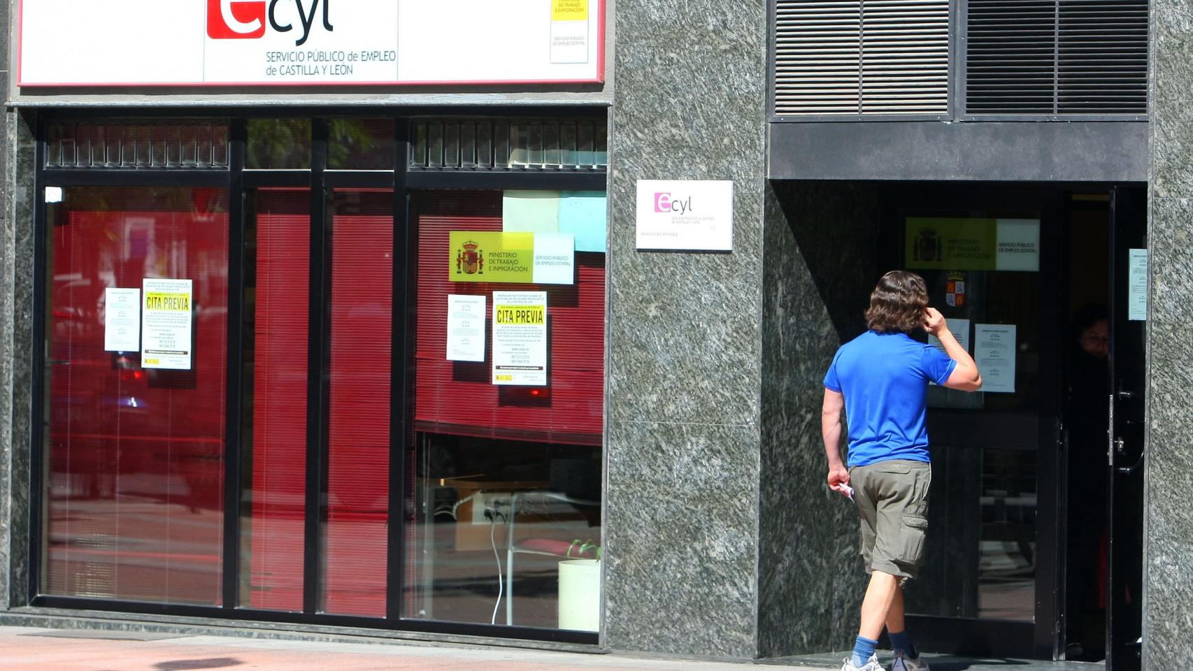 Un hombre entra en una oficina del Servicio Público de Empleo de Castilla y León en Ponferrada (León)