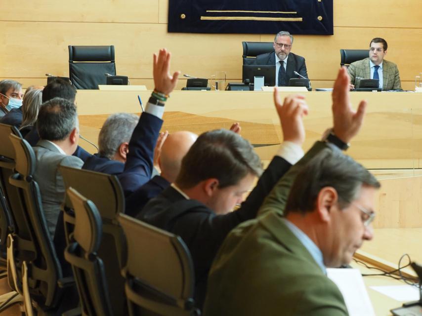 Votación en la constitución de las comisiones de las Cortes, este miércoles.