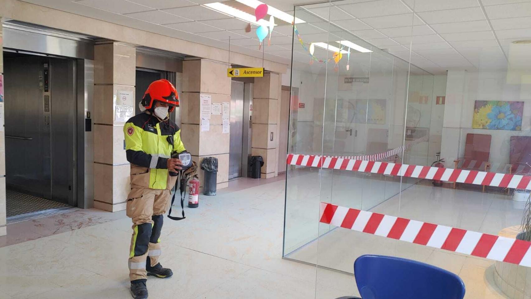 Un bombero en la residencia de ancianos donde se produjo el incendio