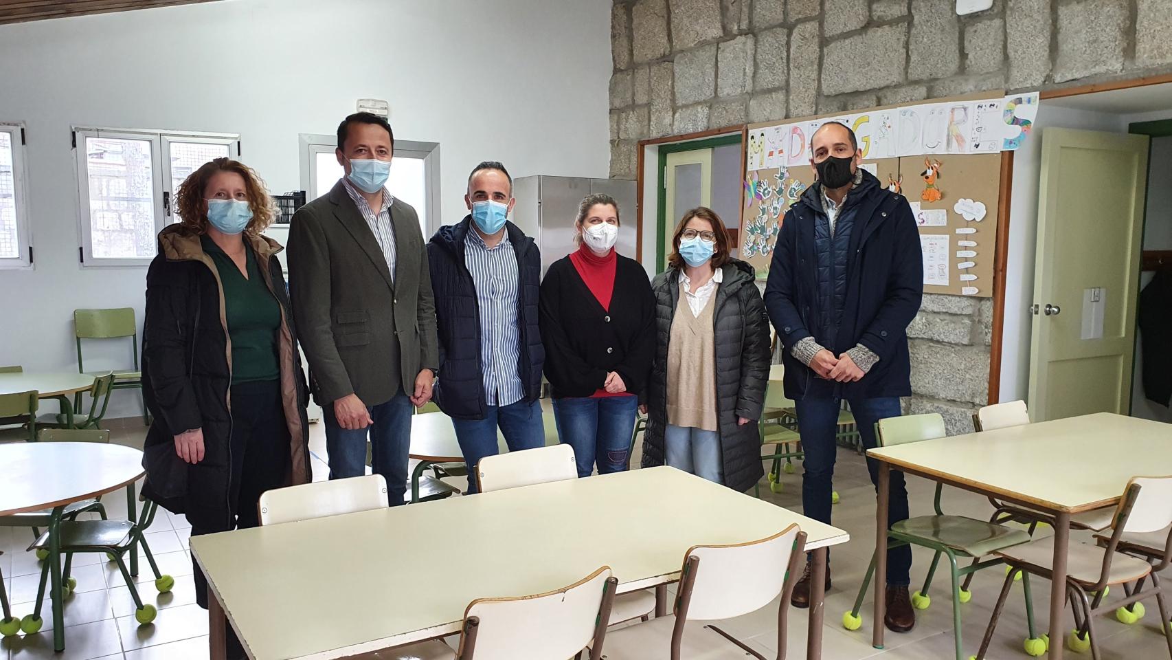 El director provincial de Educación durante la visita al colegio de Valsaín